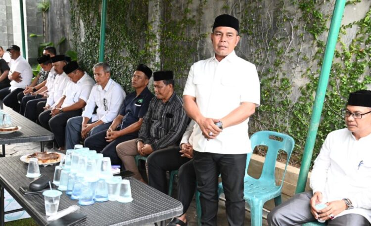 Bupati Aceh Besar H Syech Muharram Idris menyampaikan tausyiah saat melayat ke rumah almarhum dr Haryati binti Radin Suharyo di Gampong Lampeuneurut Kecamatan Darul Imarah AcehBesar Rabu 09072025 FOTOMC ACEH BESAR KETIKKABARcom Bupati Aceh Besar H Syech Muharram Idris menyampaikan tausyiah saat melayat ke rumah almarhum dr Haryati binti Radin Suharyo di Gampong Lampeuneurut Kecamatan Darul Imarah AcehBesar Rabu 09072025 FOTOMC ACEH BESAR