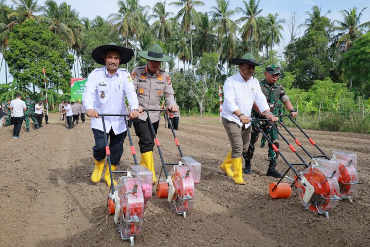 Wakil Bupati Aceh Besar Drs H Syukri A Jalil bersama Kapolresta Banda Aceh Kombes Pol Joko Heri Purwono SH SIK melakukan penanaman Jagung Serentak Kuartal III bertempat di Gampong desa red Bada Kecamatan Ingin Jaya Rabu 09072025 FOTOMC ACEH BESAR
