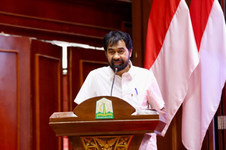 Gubernur Aceh Muzakir Manaf memberi sambutan sekaligus membuka Musrembang Rencana Pembangunan Jangka Menengah RPJM Aceh tahun 2025 2029 yang dihadiri Menteri Perencanaan Pembangunan Nasional Profesor Dr Ir Rachmat Pambudy MS dan Sekjen Kemendagri Komjen pol Drs Tomsi Tohir MSi sebagai narasumber acara yang berlangsung di Anjong Mon Mata Banda Aceh Rabu 972025