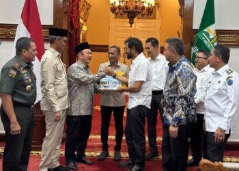 Gubernur Aceh, Muzakir Manaf menyerahkan dokumen usulan pembangunan terowongan Geurutee kepada Menteri Perencanaan Pembangunan Nasional (PPN)/Kepala Bappenas, Rachmat Pambudy, di Meuligoe Gubernur Aceh, Rabu (9/7/2025)