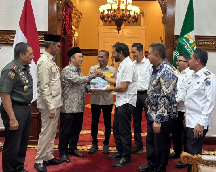 Gubernur Aceh Muzakir Manaf menyerahkan dokumen usulan pembangunan terowongan Geurutee kepada Menteri Perencanaan Pembangunan Nasional PPNKepala Bappenas Rachmat Pambudy di Meuligoe Gubernur Aceh Rabu 972025