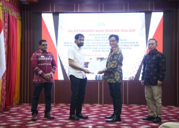 Gubernur Aceh, Muzakir Manaf, menandatangani MoU kerja sama dengan Menteri Koordinator Bidang Hukum, Hak Asasi Manusia, Imigrasi, dan Pemasyarakatan Indonesia Yusril Ihza Mahendradi restoran Pendopo Gubernur Aceh, 09/07/2025
