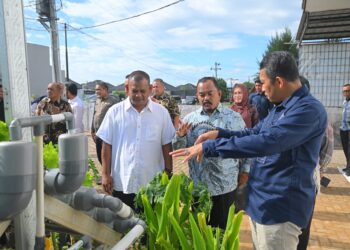 Deputi PKRL Kemenko Pangan RI, Muh. Rasman Manafi, berdiskusi dengan Keuchik dan Ketua serta pengurus KMPS di Gampong Meunasah Intan, Kecamatan Krueng Barona Jaya, Kamis (10/7/2025). FOTO/MC ACEH BESAR