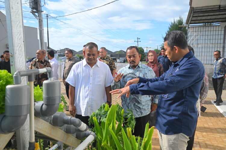 Deputi PKRL Kemenko Pangan RI Muh Rasman Manafi berdiskusi dengan Keuchik dan Ketua serta pengurus KMPS di Gampong Meunasah Intan Kecamatan Krueng Barona Jaya Kamis 1072025 FOTOMC ACEH BESAR