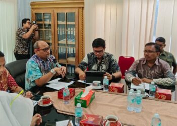 Kepala Dinas Pangan Aceh Besar Alyadi, SPi, MM, mengikuti rapat persiapan penyaluran bantuan beras di Kantor Perum Bulog Kanwil Aceh, Kamis (10/07/2025). FOTO/DOK DINAS PANGAN ACEH BESAR
