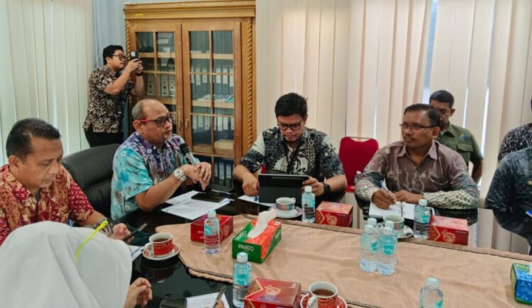 Kepala Dinas Pangan Aceh Besar Alyadi SPi MM mengikuti rapat persiapan penyaluran bantuan beras di Kantor Perum Bulog Kanwil Aceh Kamis 10072025 FOTODOK DINAS PANGAN ACEH BESAR
