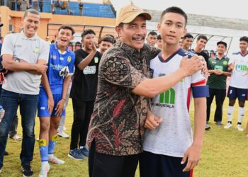 Pemain Sepak Bola Pra PORA Aceh Besar, mendengarkan arahan Wabup Aceh Besar Drs Syukri usai mengalahkan Aceh Tamiang, 2-1, di Stadion Blang Paseh Sigli, Pidie, Kamis (10/7/2025) sore. FOTO/ MC ACEH BESAR