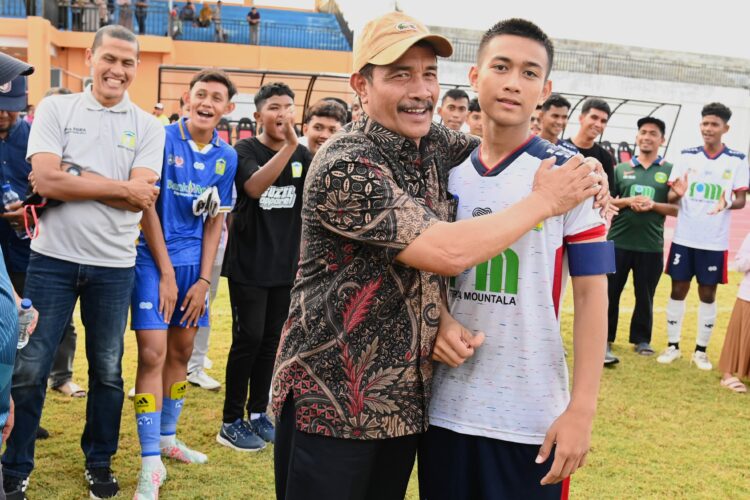 Pemain Sepak Bola Pra PORA Aceh Besar mendengarkan arahan Wabup Aceh Besar Drs Syukri usai mengalahkan Aceh Tamiang 2 1 di Stadion Blang Paseh Sigli Pidie Kamis 1072025 sore FOTO MC ACEH BESAR