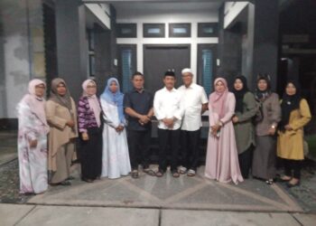 Foto bersama Bupati Aceh Besar H. Muharram Idris (Syech Muharram) dan Wakil Bupati Aceh Besar Drs. H. Syukri A. Jalil dengan Panitia Kegiatan Jambore Kemanusiaan Peduli Kesehatan Masyarakat Daerah Pesisir, Sabtu, (12/07/2025). FOTO/ MC ACEH BESAR
