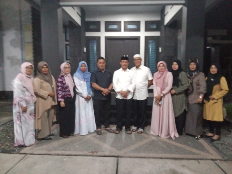 Foto bersama Bupati Aceh Besar H Muharram Idris Syech Muharram dan Wakil Bupati Aceh Besar Drs H Syukri A Jalil dengan Panitia Kegiatan Jambore Kemanusiaan Peduli Kesehatan Masyarakat Daerah Pesisir Sabtu 12072025 FOTO MC ACEH BESAR