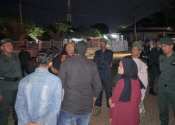 Petugas Satpol PP dan WH Aceh Besar berdialog dengan pemilik usaha kafe, di bantaran Krueng Cut, Sabtu (12/7/2025) malam. FOTO/ MC ACEH BESAR