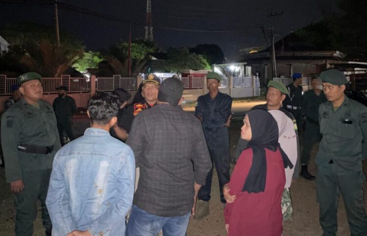 Petugas Satpol PP dan WH Aceh Besar berdialog dengan pemilik usaha kafe di bantaran Krueng Cut Sabtu 1272025 malam FOTO MC ACEH BESAR