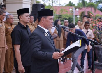 Bupati Aceh Besar H Muharram Idris (Syech Muharram), melantik Bahrul Jamil SSos MSi sebagai Sekda Aceh Besar definitif, di halaman Kantor Bupati Aceh Besar, Kota Jantho, Senin (14/7/2025). FOTO/ PROKOPIM PEMKAB ACEH BESAR