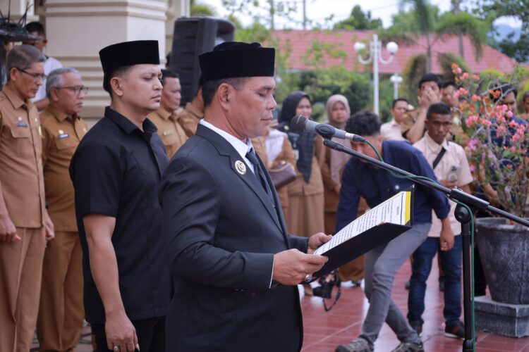 Bupati Aceh Besar H Muharram Idris Syech Muharram melantik Bahrul Jamil SSos MSi sebagai Sekda Aceh Besar definitif di halaman Kantor Bupati Aceh Besar Kota Jantho Senin 1472025 FOTO PROKOPIM PEMKAB ACEH BESAR