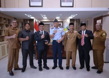Foto bersama usai penyerahan cinderamata, kepada Danlanud SIM Kolonel Pnb Hantarno Edi Sasmoyo, M.Han, di ruang kerja Bupati Aceh Besar, Kota Jantho, Senin (14/7/2025). FOTO/ PROKOPIM PEMKAB ACEH BESAR