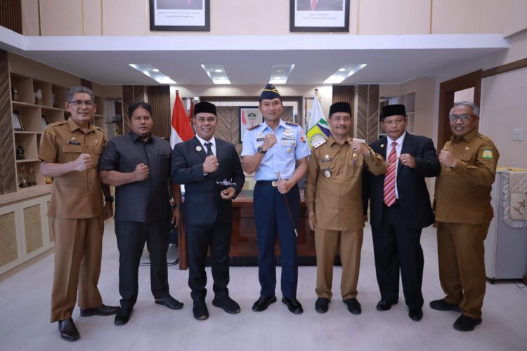 Foto bersama usai penyerahan cinderamata kepada Danlanud SIM Kolonel Pnb Hantarno Edi Sasmoyo MHan di ruang kerja Bupati Aceh Besar Kota Jantho Senin 1472025 FOTO PROKOPIM PEMKAB ACEH BESAR KETIKKABARcom Foto bersama usai penyerahan cinderamata kepada Danlanud SIM Kolonel Pnb Hantarno Edi Sasmoyo MHan di ruang kerja Bupati Aceh Besar Kota Jantho Senin 1472025 FOTO PROKOPIM PEMKAB ACEH BESAR