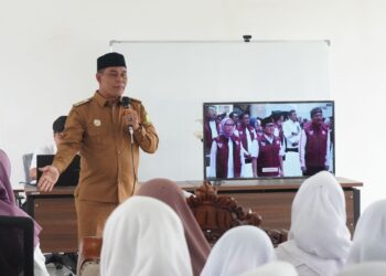 Bupati Aceh Besar, H. Muharram Idris atau memberikan sambutan pada Pembukaan Masa Pengenalan Lingkungan Sekolah Rakyat Tahun Ajaran 2025/2026 yang dipusatkan di Sentra Darussa’adah, Kecamatan Darul Imarah, Kabupaten Aceh Besar, pada Senin (14/07/2025).FOTO/MC ACEH BESAR