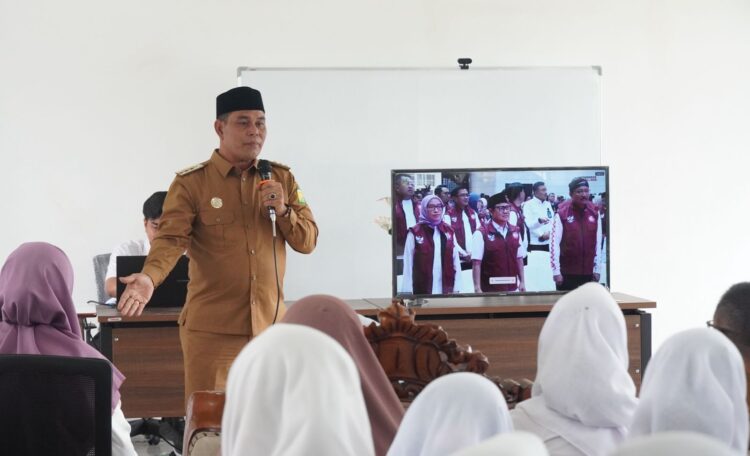 Bupati Aceh Besar H Muharram Idris atau memberikan sambutan pada Pembukaan Masa Pengenalan Lingkungan Sekolah Rakyat Tahun Ajaran 20252026 yang dipusatkan di Sentra Darussaadah Kecamatan Darul Imarah Kabupaten Aceh Besar pada Senin 14072025FOTOMC ACEH BESAR