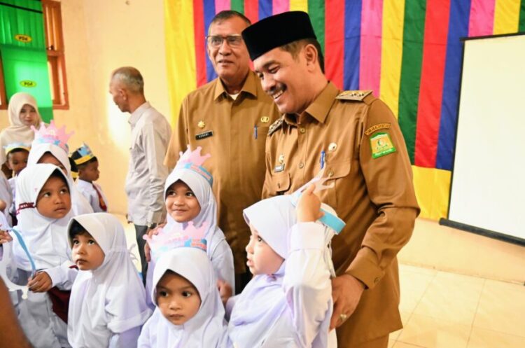 Wakil Bupati Aceh Besar Drs H Syukri A Jalil berbincang akrab dengan sejumlah murid baru Kelasa 1 di SDN Blang Bintang Gampong Cot Mon Raya Kecamatan Blang Bintang Aceh Besar Senin 14072025 FOTOMC ACEH BESAR KETIKKABARcom Wakil Bupati Aceh Besar Drs H Syukri A Jalil berbincang akrab dengan sejumlah murid baru Kelasa 1 di SDN Blang Bintang Gampong Cot Mon Raya Kecamatan Blang Bintang Aceh Besar Senin 14072025 FOTOMC ACEH BESAR