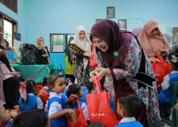 Bunda PAUD Aceh Besar Hj Rita Mayasari mendampingi Bunda PAUD Aceh Marlina Muzakir pada saat meninjau pelaksanaan MPLS di TK Babussadah dan SD Negeri Lhok Seumelu bertempat Gampong Kayee Kunyet Blang Bintang Aceh Besar 15072025 FOTOMC ACEH BESAR KETIKKABARcom Bunda PAUD Aceh Besar Hj Rita Mayasari mendampingi Bunda PAUD Aceh Marlina Muzakir pada saat meninjau pelaksanaan MPLS di TK Babussadah dan SD Negeri Lhok Seumelu bertempat Gampong Kayee Kunyet Blang Bintang Aceh Besar 15072025 FOTOMC ACEH BESAR