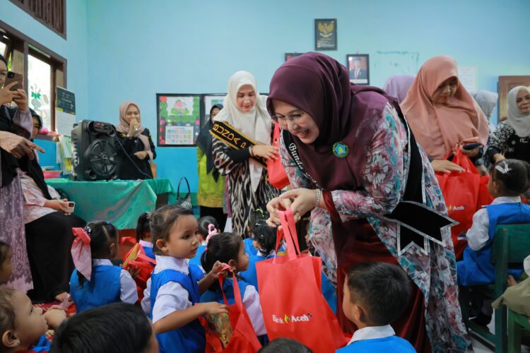 Bunda PAUD Aceh Besar Hj Rita Mayasari mendampingi Bunda PAUD Aceh Marlina Muzakir pada saat meninjau pelaksanaan MPLS di TK Babussadah dan SD Negeri Lhok Seumelu bertempat Gampong Kayee Kunyet Blang Bintang Aceh Besar 15072025 FOTOMC ACEH BESAR