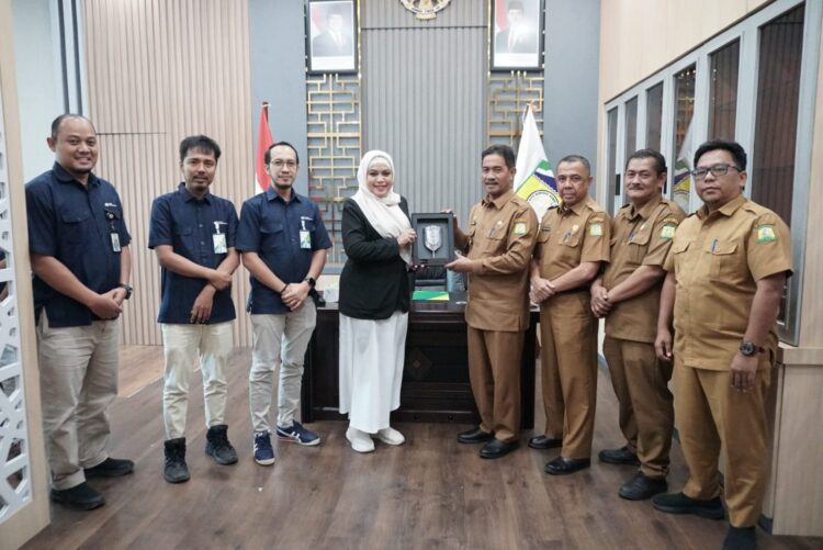 Wakil Bupati Aceh Besar Drs Syukri A Jalil menerima piagam dari Kepala Badan Penyelenggara Jaminan Sosial BPJS Banda Aceh di Kantor Bupati Aceh Besar Kota Jantho Selasa 15072025 FOTOMC ACEH BESAR