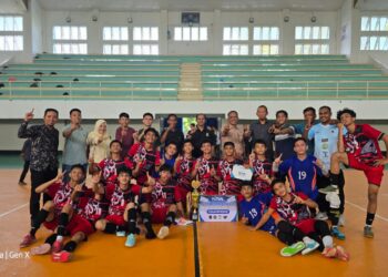 Ketua AFK Aceh Besar, Fahrurrazi SE bersama tim Futsal Aceh Besar. FOTO/MC ACEH BESAR
