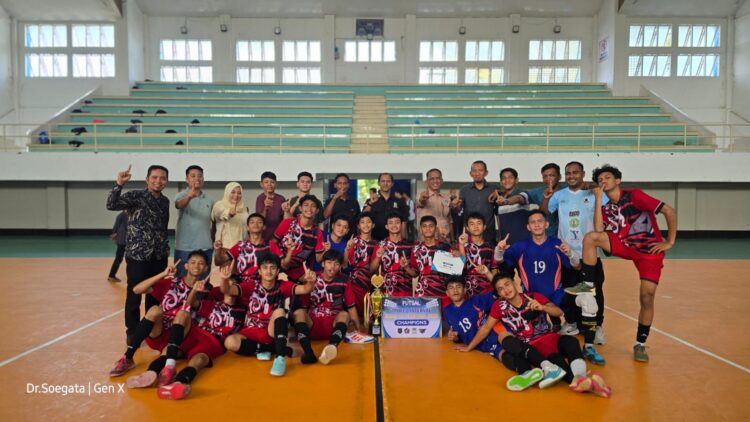 Ketua AFK Aceh Besar Fahrurrazi SE bersama tim Futsal Aceh Besar FOTOMC ACEH BESAR