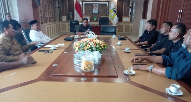 Silaturrahmi Petani Jagung Glee Madat Bung Simek Bustaman Juned Dan Bus dengan Bupati Aceh Besar didampingi Kepala Dinas Pertanian Aceh Besar di ruang kerja Bupati Syech Muharram Senin 14072025 FOTOMC ACEH BESAR KETIKKABARcom Silaturrahmi Petani Jagung Glee Madat Bung Simek Bustaman Juned Dan Bus dengan Bupati Aceh Besar didampingi Kepala Dinas Pertanian Aceh Besar di ruang kerja Bupati Syech Muharram Senin 14072025 FOTOMC ACEH BESAR