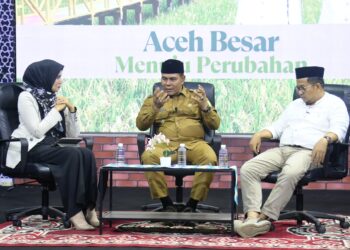 Bupati Aceh Besar H. Muharram Idris berdialog dengan pengamat dan host saat Talk Show "Aspirasi Publik", di Studio LPP TVRI Stasiun Aceh, Selasa, (16/07/2025). FOTO/MC ACEH BESAR