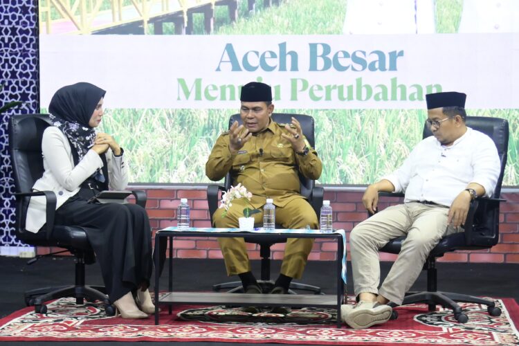 Bupati Aceh Besar H Muharram Idris berdialog dengan pengamat dan host saat Talk Show Aspirasi Publik di Studio LPP TVRI Stasiun Aceh Selasa 16072025 FOTOMC ACEH BESAR KETIKKABARcom Bupati Aceh Besar H Muharram Idris berdialog dengan pengamat dan host saat Talk Show Aspirasi Publik di Studio LPP TVRI Stasiun Aceh Selasa 16072025 FOTOMC ACEH BESAR