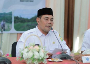 Bupati Aceh Besar Syech Muharram sedang memberikan arahan padan rapat kerja sinergi program stakeholder pada kawasan tanaman terlarang di Kabupaten Aceh Besar yang diselenggarakan oleh BNN Republik Indonesia melalui Direktorat Pemberdayaan Alternatif, di Gedung Dekranasda Gampong Gani, Kecamatan Ingin Jaya, Rabu (16/07/2025). FOTO/MC ACEH BESAR