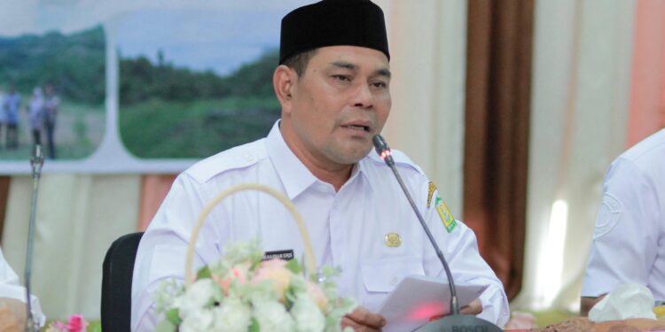 Bupati Aceh Besar Syech Muharram sedang memberikan arahan padan rapat kerja sinergi program stakeholder pada kawasan tanaman terlarang di Kabupaten Aceh Besar yang diselenggarakan oleh BNN Republik Indonesia melalui Direktorat Pemberdayaan Alternatif di Gedung Dekranasda Gampong Gani Kecamatan Ingin Jaya Rabu 16072025 FOTOMC ACEH BESAR
