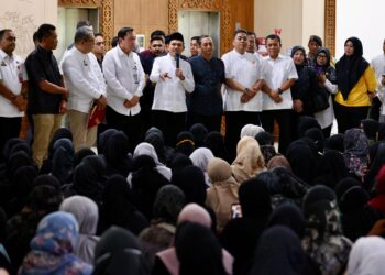 Wakil Gubernur Aceh, Fadhlullah, S.E., menerima seratusan ASN Rumah Sakit Umum Daerah Zainoel Abidin (RSUDZA) yang menggelar aksi menuntut agar Tambahan Penghasilan Pegawai (TPP) juga dibayar selain mendapat Remunerasi, di Loby Kantor Gubernur Aceh, Jumat, 18/7/2025.