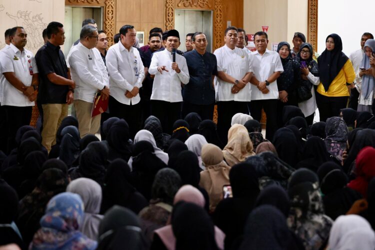 Wakil Gubernur Aceh Fadhlullah SE menerima seratusan ASN Rumah Sakit Umum Daerah Zainoel Abidin RSUDZA yang menggelar aksi menuntut agar Tambahan Penghasilan Pegawai TPP juga dibayar selain mendapat Remunerasi di Loby Kantor Gubernur Aceh Jumat 1872025 KETIKKABARcom Wakil Gubernur Aceh Fadhlullah SE menerima seratusan ASN Rumah Sakit Umum Daerah Zainoel Abidin RSUDZA yang menggelar aksi menuntut agar Tambahan Penghasilan Pegawai TPP juga dibayar selain mendapat Remunerasi di Loby Kantor Gubernur Aceh Jumat 1872025