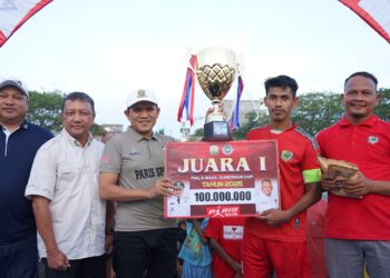 Wakil Gubernur Aceh, Fadhlullah, menyerahkan langsung Piala Wagub Aceh Cup 2025 di Lapangan Bola Kecamatan Mutiara, Kabupaten Pidie, Jumat, 18 Juli 2025.