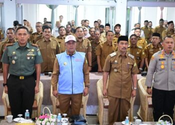 Bupati Aceh Besar H. Muharram Idris dan Wakil Bupati Aceh Besar Drs. Syukri A. Jalil bersama Forkopimda Aceh Besar mengikuti Peluncuran Kelembagaan 80.000 Koperasi Desa/Kelurahan Merah Putih secara Zoom Meeting di Gedung Dekranasda Aceh Besar, Kecamatan Ingin Jaya, Senin (21/7/2025). FOTO/MC ACEH BESAR