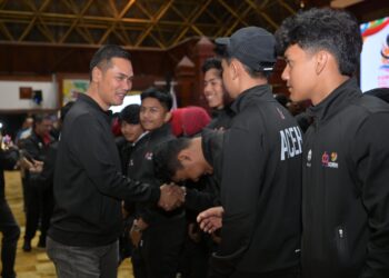 Plt. Sekda Aceh, M.Nasir melepas Kontingen Aceh FORNAS VIII (Festival Olahraga Masyarakat Nasional ) Tahun 2025 Nusa Tenggara Barat di Anjong Monmata Mata Banda Aceh, 21/7/2025