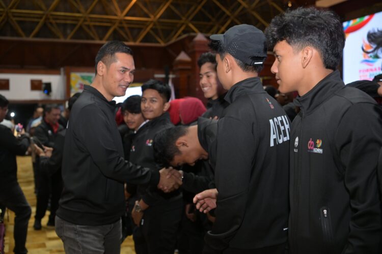 Plt Sekda Aceh MNasir melepas Kontingen Aceh FORNAS VIII Festival Olahraga Masyarakat Nasional Tahun 2025 Nusa Tenggara Barat di Anjong Monmata Mata Banda Aceh 2172025