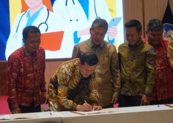 Wakil Gubernur Aceh, Fadhlullah saat mendampingi Rektor USK, Marwan saat melakukan penandatanganan kerjasama antara kemenristek dan pemerintah daerah di Kemenristek, Senayan, Jakarta Pusat, Selasa, 22 Juli 2025. (Foto: Humas BPPA)