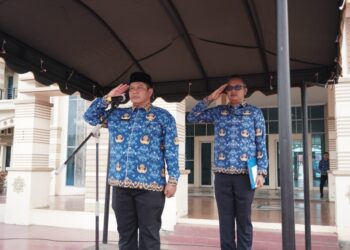 Sekda Aceh Besar Bahrul Jamil SSos MSi bertindak selaku Pembina Upacara peringatan Hari Anak Nasional ke 41 tahun 2025 di halaman Kantor Bupati Aceh Besar Rabu 2372025 FOTOMC ACEH BESAR