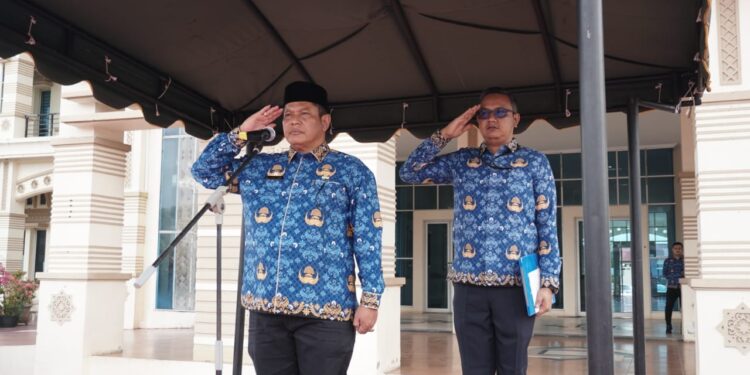 Sekda Aceh Besar Bahrul Jamil SSos MSi bertindak selaku Pembina Upacara peringatan Hari Anak Nasional ke 41 tahun 2025 di halaman Kantor Bupati Aceh Besar Rabu 2372025 FOTOMC ACEH BESAR