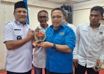 Ketua PWI Aceh, Nasir Nurdin didampingi Ketua dan Sekretaris PWI Bireuen menyerahkan Anugerah Sahabat PWI Bireuen kepada Bupati Bireuen, H. Mukhlis, ST pada pembukaan Konferkab VII PWI Bireuen di Aula Setdakab Bireuen, Rabu, 23 Juli 2025.(Dok PWI/Abdul Hadi)