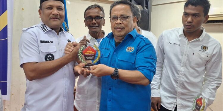Ketua PWI Aceh Nasir Nurdin didampingi Ketua dan Sekretaris PWI Bireuen menyerahkan Anugerah Sahabat PWI Bireuen kepada Bupati Bireuen H Mukhlis ST pada pembukaan Konferkab VII PWI Bireuen di Aula Setdakab Bireuen Rabu 23 Juli 2025Dok PWIAbdul Hadi KETIKKABARcom Ketua PWI Aceh Nasir Nurdin didampingi Ketua dan Sekretaris PWI Bireuen menyerahkan Anugerah Sahabat PWI Bireuen kepada Bupati Bireuen H Mukhlis ST pada pembukaan Konferkab VII PWI Bireuen di Aula Setdakab Bireuen Rabu 23 Juli 2025Dok PWIAbdul Hadi