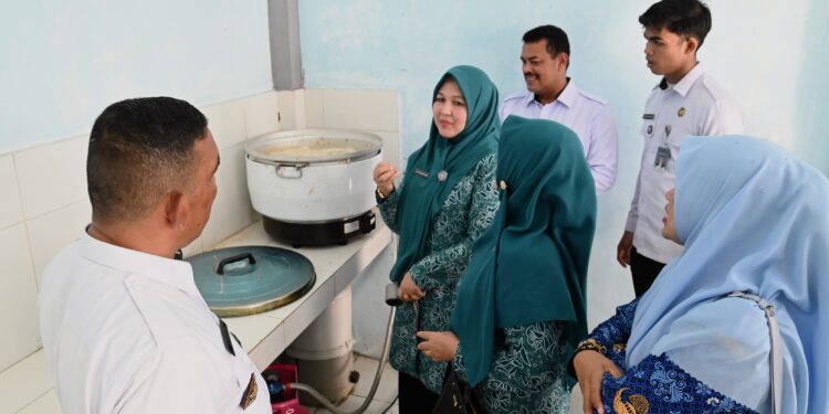 Ketua TP PKK Aceh Besar Hj Rita Mayasari meninjau klinik dapur dan wisma para anak binaan Lapas Anak Gampong Bineh Blang Kecamatan Ingin Jaya Aceh Besar Rabu 23072025 FOTOMC ACEH BESAR