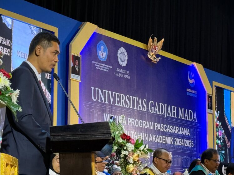 Plt Sekda Aceh M Nasir SIP MPA selaku ketua kagama Aceh Menghadiri Prosesi Wisuda Pascasarjana UGM Periode IV Juli 2025 sekaligus memberikan sambutan dan melakukan penyematan PIN Kagama kepada Wisudawan 2372025 Di Auditorium Grha Shaba Pramana Universitas Gadjah Mada Yogyakarta