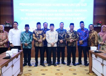 Wakil Bupati Aceh Besar, Drs. Syukri A. Jalil, foto bersama dengan Kepala Biro Kesejahteraan Rakyat Setda Aceh, Dr. Drs. Yusrizal, M.Si pada Lokakarya Komitmen untuk Gizi di Ruang Rapat Serbaguna Kantor Gubernur Aceh, Kamis (24/7/2025). FOTO/MC ACEH BESAR