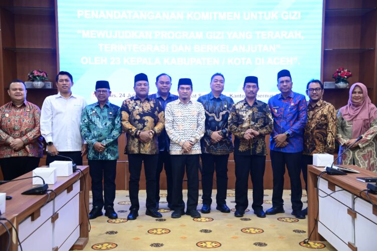 Wakil Bupati Aceh Besar Drs Syukri A Jalil foto bersama dengan Kepala Biro Kesejahteraan Rakyat Setda Aceh Dr Drs Yusrizal MSi pada Lokakarya Komitmen untuk Gizi di Ruang Rapat Serbaguna Kantor Gubernur Aceh Kamis 2472025 FOTOMC ACEH BESAR