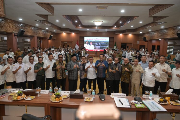 Wakil Gubernur Aceh Fadhlullah SE menerima Kunjungan Reses Komisi II DPR RI di gedung Serbaguna Setda Aceh 2572025
