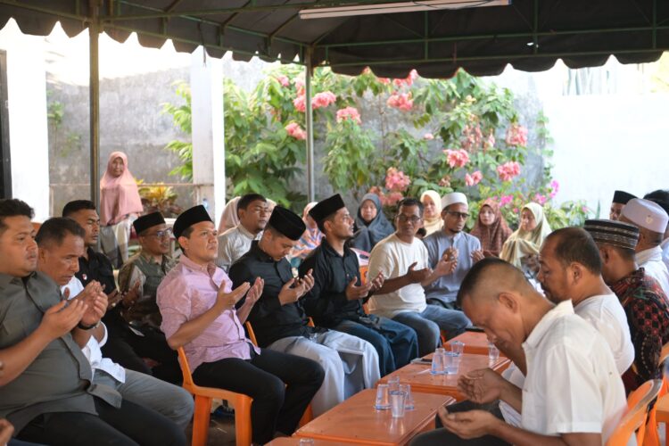 Wakil Gubernur Aceh Fadhlullah SE bersama istri bertakziah kerumah Duka Tgl Marzuki Bin Ahmad di Kabupaten Pidie Jaya 2572025 KETIKKABARcom Wakil Gubernur Aceh Fadhlullah SE bersama istri bertakziah kerumah Duka Tgl Marzuki Bin Ahmad di Kabupaten Pidie Jaya 2572025